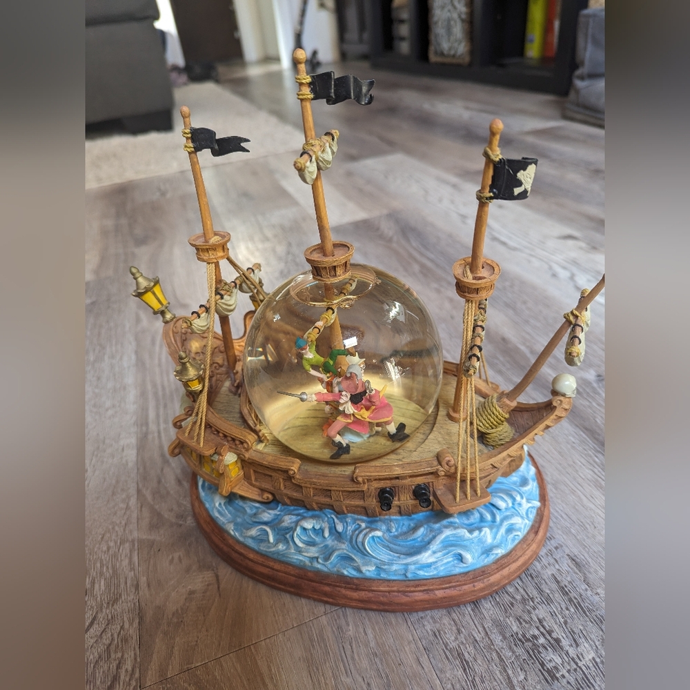 Rare Vintage Peter Pan And Captain Hook Musical Snow Globe